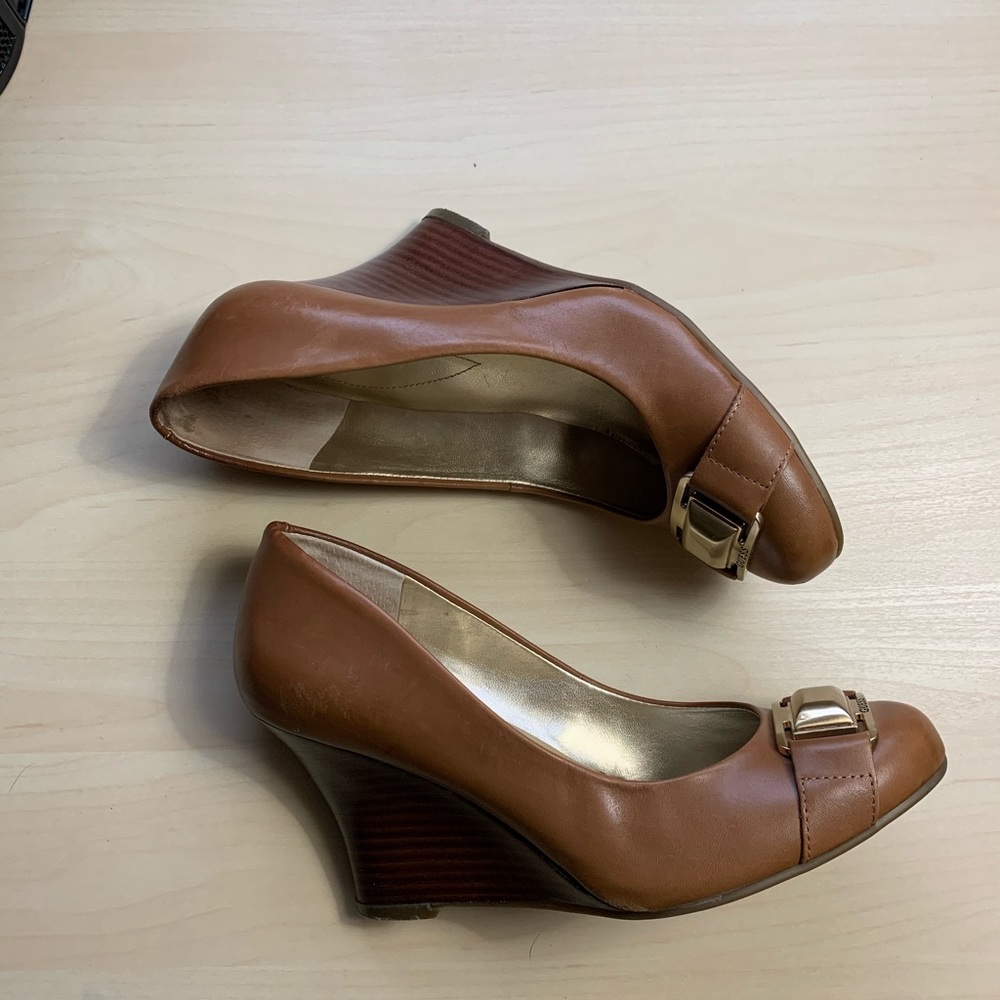 Guess brown leather wedges